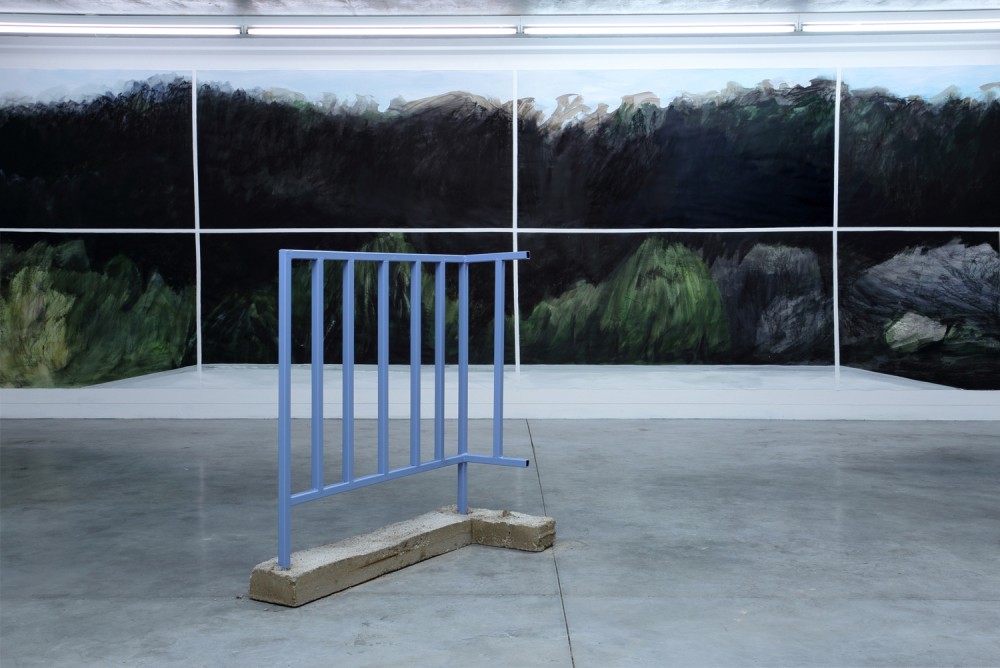 Structure de Jérémy Liron (1er plan) Peinture de Claire Chauvel (2ème plan) Exposition IMMERSION au CACL - mai 2015