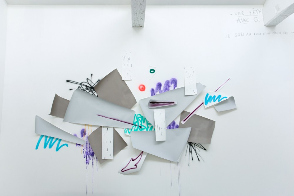 Installation de Guillaume Mathivet Texte de Guillaume Sauzay (en haut à droite de l'image) Exposition IMMERSION au CACL - mai 2015